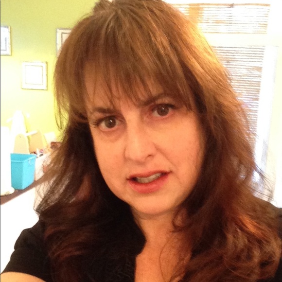 Meet your Posher, Debby - Picture 3 of 6